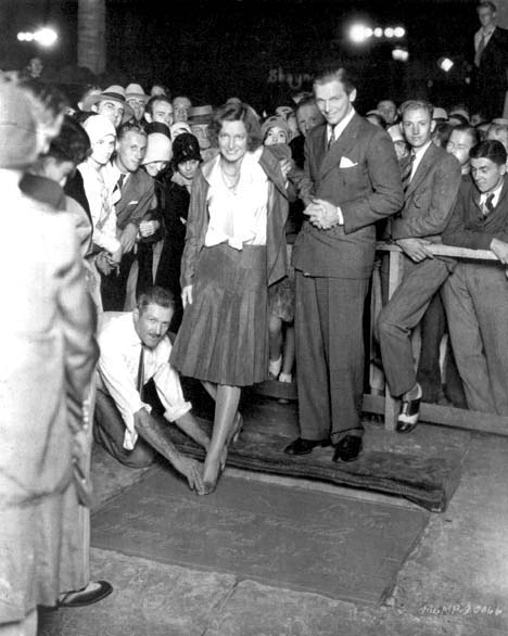 Placing her footprints outside Grauman's, 9/14/29.