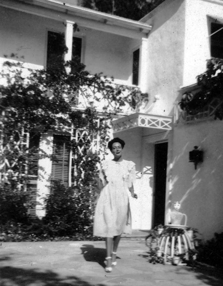 Circa 1945. Candid at home.