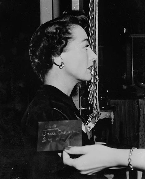 1950. 'Harriet Craig' hair test.