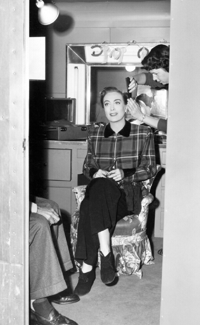 1950. On the set of 'Harriet Craig.' (Thanks to Vincent.)