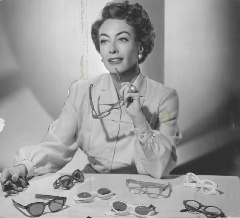 1952. Modeling eyeware.