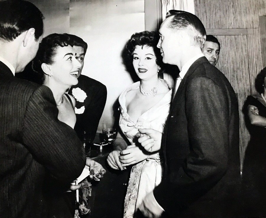 1953. At NYC's Harwyn Club with ex-husband Franchot Tone (right).
