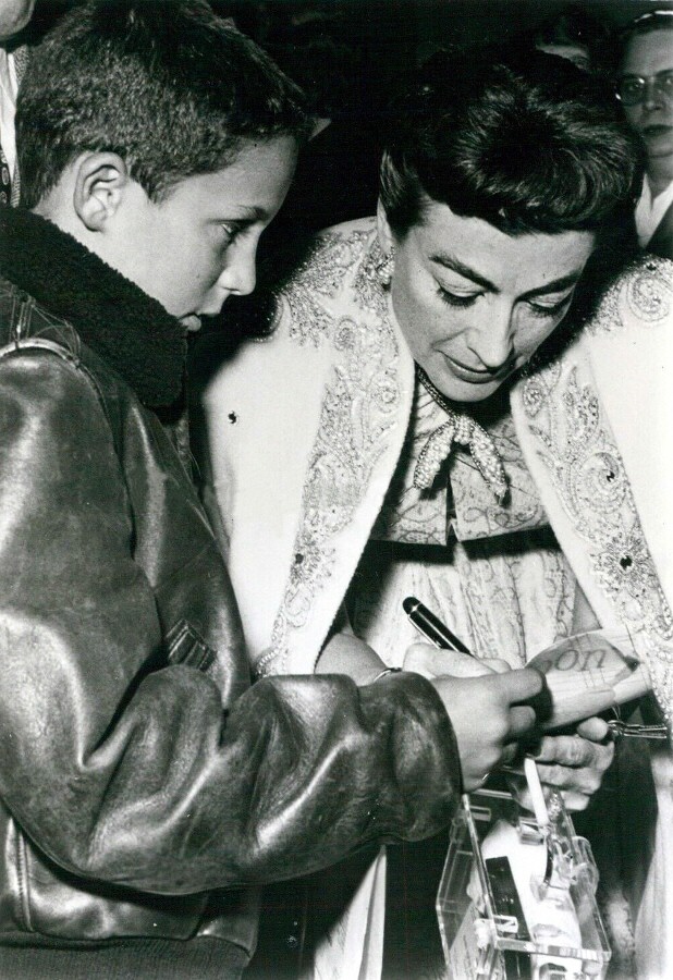 1954, at the premiere of 'Brigadoon' with fan.