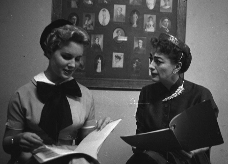 1956. Joan and Christina in NYC. Shot by Eve Arnold.