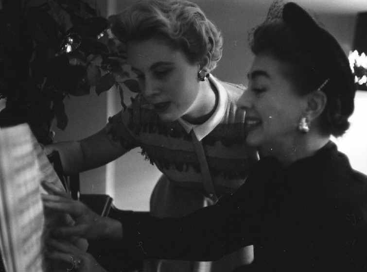 1956. Joan and Christina in NYC. Shot by Eve Arnold.