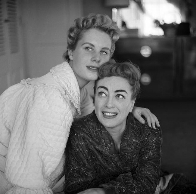 1956. Joan and Christina in NYC. Shot by Eve Arnold.