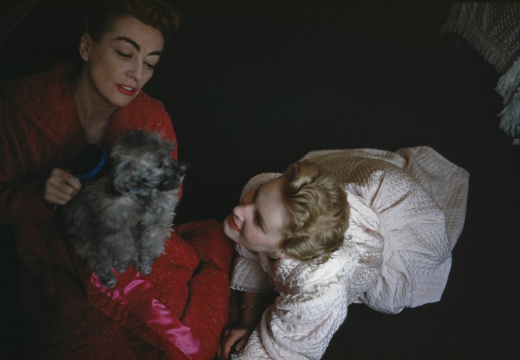 1956. Joan and Christina in NYC. Shot by Eve Arnold.