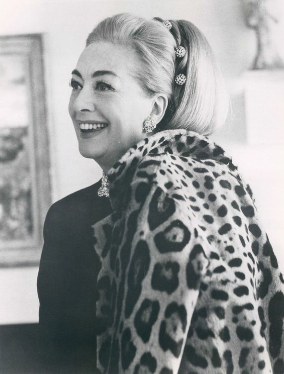 6/30/67, in her 5th Ave. apartment. Publicity for Alixandre furs' 40th anniversary.