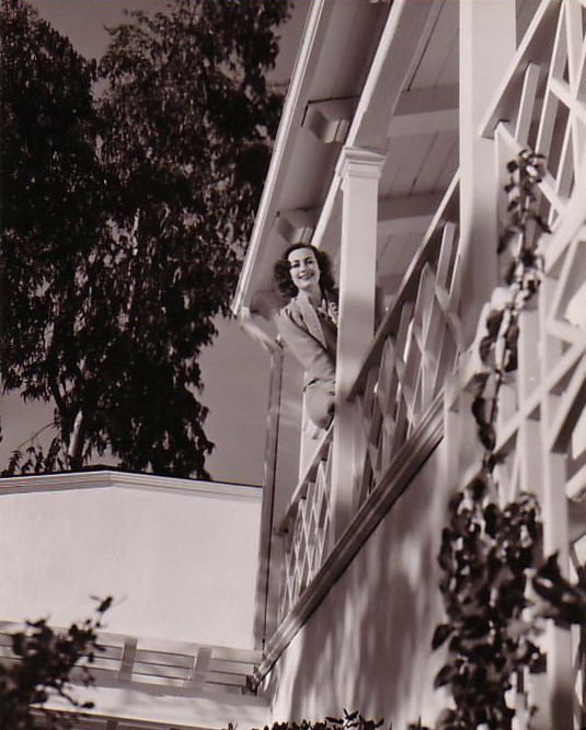 1936. Joan at home, by Hurrell.