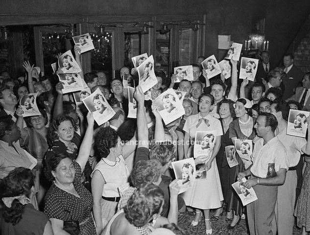 August 7, 1952. At the 'Sudden Fear' premiere.