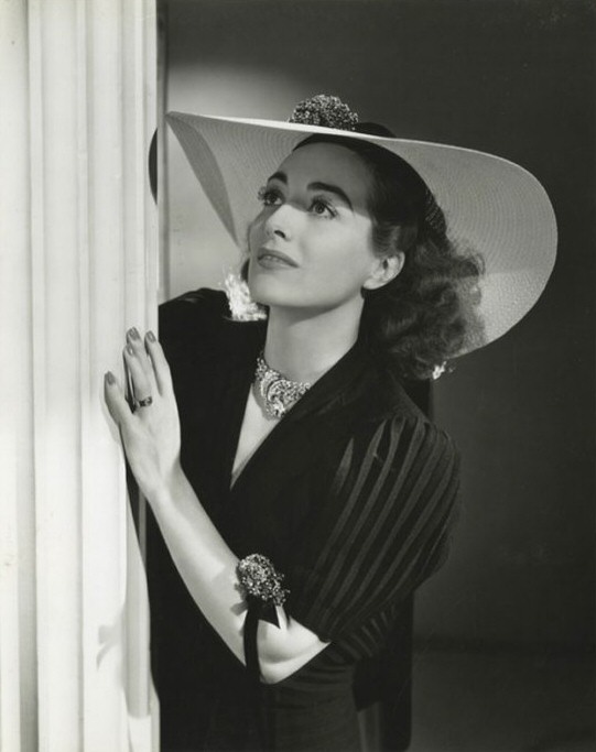 1938 publicity shot by Laszlo Willinger.