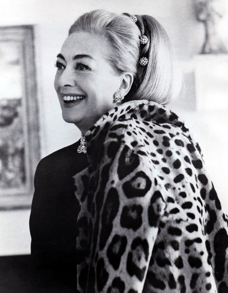 6/30/67, in her 5th Ave. apartment. Publicity for Alixandre furs' 40th anniversary.